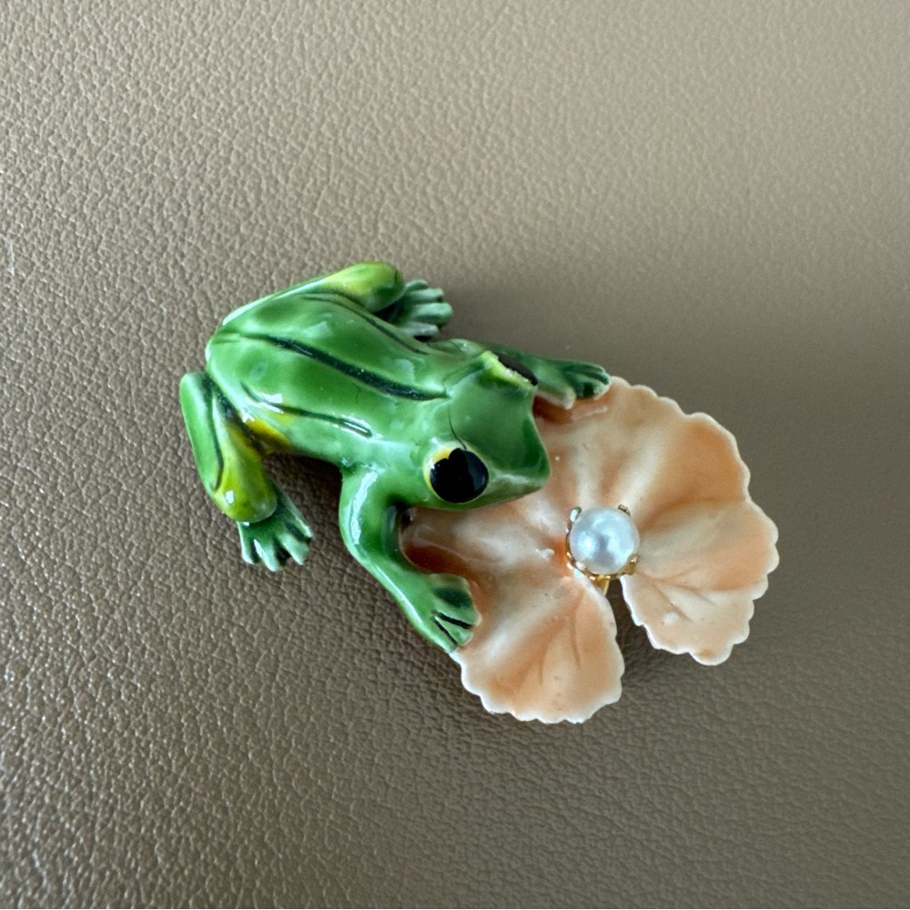 Vintage Original by Robert Enamel Frog w/Lily Pad & Pearl Brooch Pin - Picture 4 of 6
